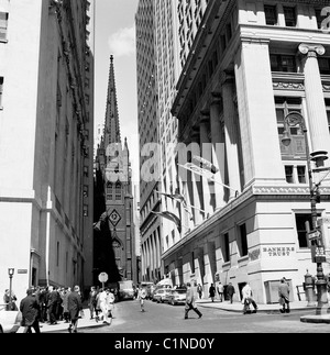 Amerika, 1950. Blick auf Trinity Kirche, die zwischen dem großen Bürogebäuden an der Wall Street, New York. Stockfoto