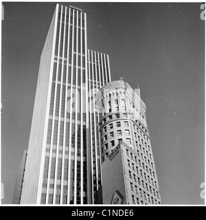 Amerika der 1950er Jahre. Moderne Wolkenkratzer neben alten Gebäude auf diesem Foto von J Allan Cash. Stockfoto