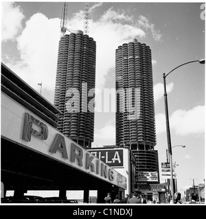 Amerika der 1950er Jahre. Foto von J Allan Cash. Die Zwillingstürme der Marina City Gebäude mit Parkplatz vor. Stockfoto