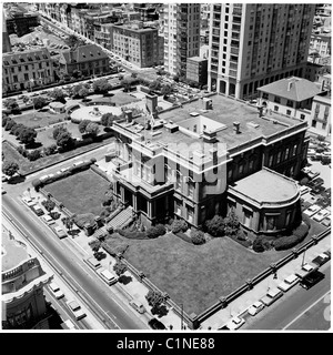 Amerika der 1950er Jahre. Ariel-Blick auf den Pazifik Union Club und Union Square, San Francisco, auf diesem Foto von J Allan Cash. Stockfoto