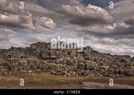 Großen vulkanischen Basaltfelsen auf dem Weg zum Wasserfall Dettifoss, Island Stockfoto