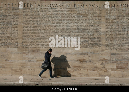 junger Mann durch die lateinische Inschrift auf der Ara Pacis Denkmal in Rom Stockfoto