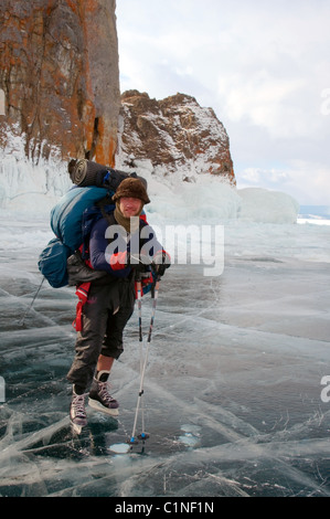 Der Tourist reist am Baikal Stockfoto