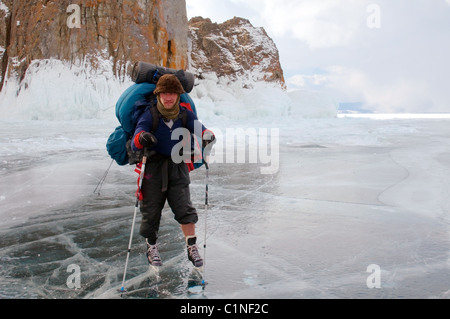 Der Tourist reist am Baikal Stockfoto