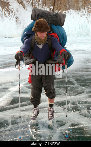 Der Tourist reist am Baikal Stockfoto