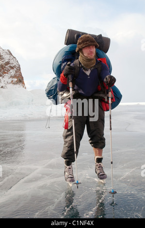 Der Tourist reist am Baikal Stockfoto