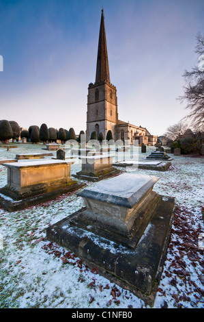 Frostigen Wintermorgen, Str. Marys Kirche, Painswick, Gloucestershire, Cotswolds, UK Stockfoto