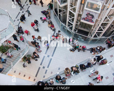Vogelperspektive von Käufern, Bentall Shopping Centre, Kingston upon Thames, Surrey, UK Stockfoto