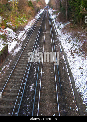 Leere Eisenbahnstrecke im Winter, Epsom, Surrey, UK Stockfoto