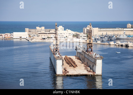 Schwimmende Trockendock für Schiffe, Reparaturen, Wartung und Malerei zu tun. und Lackieren. und Malerei im Hafen von Alexandria, Ägypten. Stockfoto