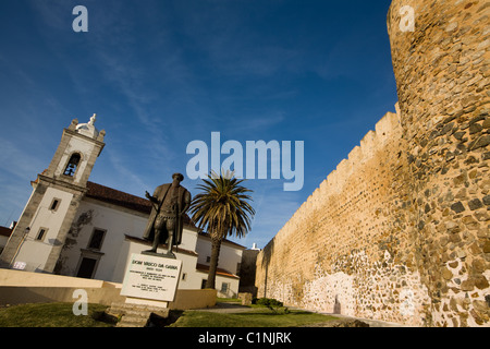 Statue von Vasco da Gama ist neben dem alten Schloss, Sines, Portugal, Alentejo Region Stockfoto