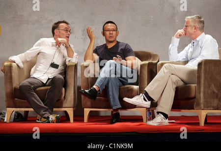 Britischer Regisseur Danny Boyle, chinesischer Regisseur und Schauspieler Jiang Wen und britischen Regisseurs Stephen Daldry besucht einen Dialog auf Stockfoto