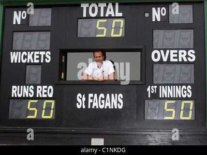 Michael Vaughan startet virgin Media "Fifty50" Asche-Themen Charity-Initiative im St.Fagans Cricket Club in Cardiff Stockfoto