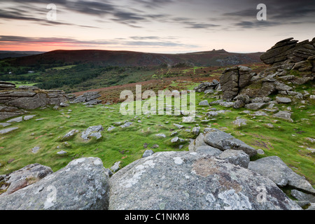 Blick vom Hound Tor in Richtung Haytor. Dartmoor-Nationalpark. Devon. England. Europa Stockfoto