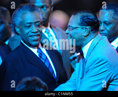 Reverend Al Sharpton, links, und der oberste Minister und nationale Vertreter der Nation of Islam Louis Farrakhan die Stockfoto
