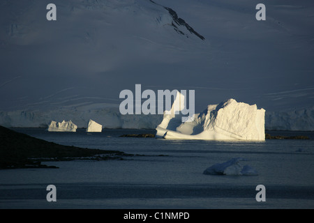 Spektakuläre abgewinkelt Sonnenlicht auf Eisbergen in [Marguerite Bay], [West Graham Land], Antarktis Stockfoto