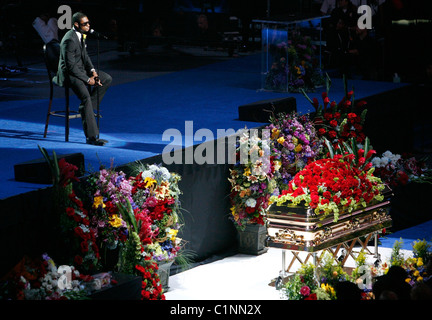 Usher führt die Trauerfeier für den King of Pop, Michael Jackson im Staples Center Los Angeles, Kalifornien- Stockfoto