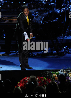 Sänger Jermaine Jackson wirft eine Rose auf dem Sarg bei der US-pop-star Michael Jackson Trauerfeier im Staples Center Stockfoto