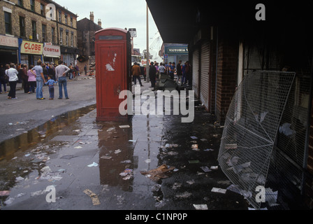 Toxteth Liverpool Lancashire 1981. Am Tag nach einer durchzechten Nacht RANDALIEREN. Stockfoto