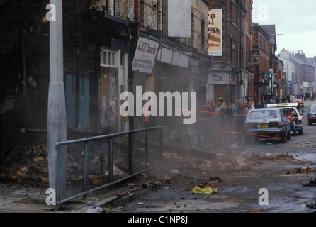 Toxteth Krawalle Liverpool 8 Lancashire 1981. Am Tag nach einer Nacht der Unruhen. HOMER SYKES, GROSSBRITANNIEN DER 1980ER JAHRE Stockfoto