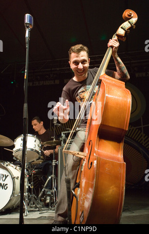 Mitglieder der Band Mystery Gang führen auf das Konzert in Budapest, Ungarn, 2010. Stockfoto