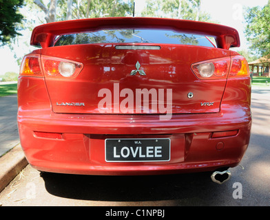 Eine Auto-Nummer Teller - Lovlee in Perth Western Australia. Es hat eine herzförmige Auspuffrohr Stockfoto