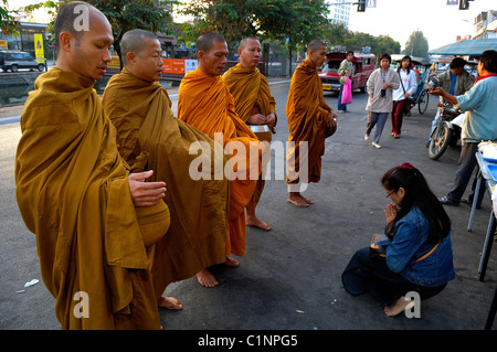 Thailand, Provinz Chiang Mai, Chiang Mai, bieten die Mönche vor Sonnenaufgang Stockfoto