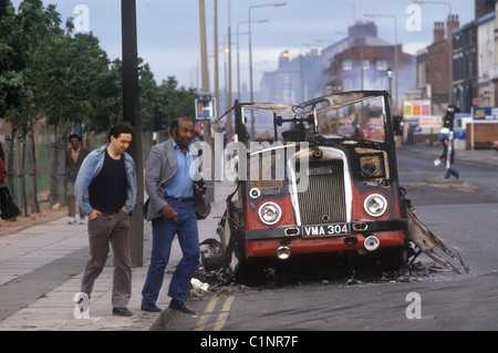 Toxteth Unruhen 1981 Liverpool 8 England. Am folgenden Morgen ein entführtes Bus auf der Straße Passanten nach links durch. 1980 s UK HOMER SYKES Stockfoto