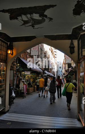 Shopping-Fans und Touristen in der Tudor Stil Straße des London Court in Perth, Western Australia. Stockfoto