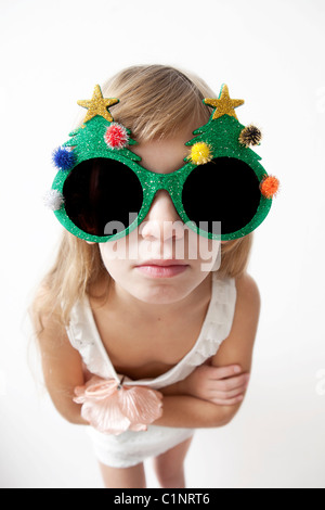 Kleines Mädchen, große Runde Brille und machen einen dummen Ausdruck Stockfoto