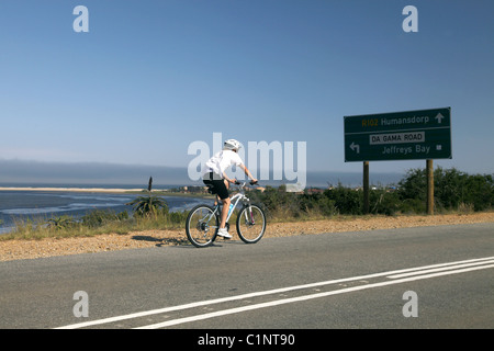 Radfahrer & Straße unterzeichnen JEFFREYS BAY EASTERN CAPE Südafrika 1. Februar 2011 Stockfoto