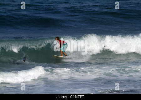 Kapstadt-SURFER IN roten JEFFREYS BAY EASTERN CAPE Südafrika 1. Februar 2011 Stockfoto