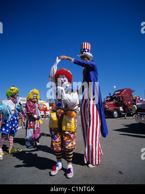 Internationale Künstler. Clowns, einschließlich des Menschen auf Stelzen. Epcot Center in Orlando, Florida, USA Stockfoto