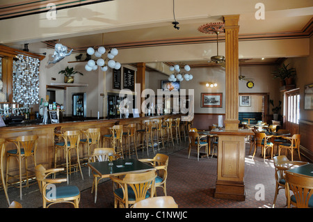 Eine Bar im Inneren der viktorianischen Bauten Rose Hotel in Bunbury, Perth, Western Australia Stockfoto