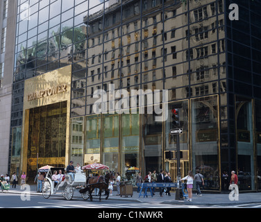 Pferdekutsche vor Trump Tower Eingang. New York City, USA. Stockfoto