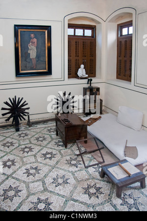 Schlafzimmer von Mahatma Gandhi Haus, Mani Bhavan Gandhi Museum in Mumbai. Stockfoto