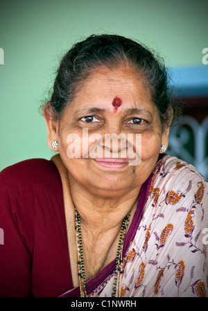 Porträt der indischen Seniorin in Goa. Stockfoto
