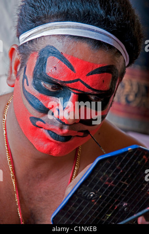 Traditionelle Kathakali-Darsteller Schminken vor Vorstellungsbeginn im Bundesstaat Kerala. Stockfoto