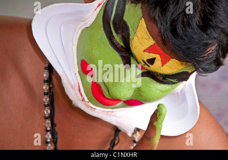 Traditionelle Kathakali ausführende grün Schminken mit seiner Fingerspitze vor Vorstellungsbeginn im Bundesstaat Kerala. Stockfoto