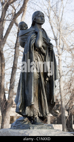 Eine Bronzestatue der Lemhi Shoshone Frau erdet Sacagawea durch Leonard Crunelle auf das State Capitol in Bismarck, North Dakota Stockfoto