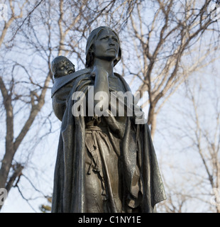 Eine Bronzestatue der Lemhi Shoshone Frau erdet Sacagawea durch Leonard Crunelle auf das State Capitol in Bismarck, North Dakota Stockfoto