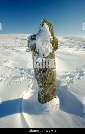 Bennetts Kreuz in starkem Schneefall im Winter auf Landzunge Warren auf Dartmoor Devon UK Stockfoto