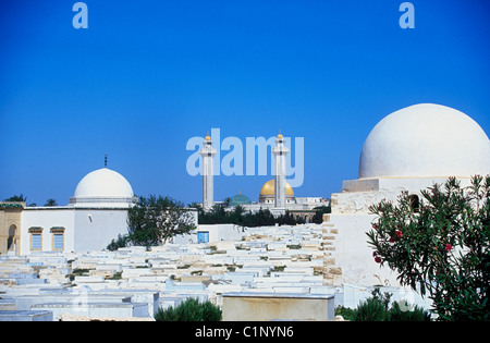 Tunesien, Monastir, Bourguiba-Mausoleum auf dem Friedhof gesehen Stockfoto