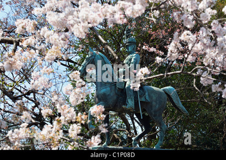 Bronze-Statue von Prinz Komatsu No Miya Akihito, Ueno-Park, Tokyo JP Stockfoto