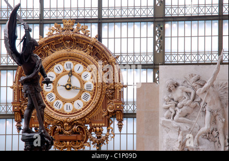 Frankreich, Paris, Musée d ' Orsay, Uhr der Hauptgalerie und Saint Michael Senkung der Drache von E Fremiet Stockfoto