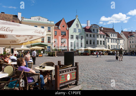 Leute sitzen in Open-Air-Café, alten mittelalterlichen Rathausplatz, Tallinn, Estland Stockfoto