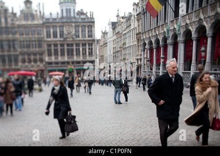 Paar Aussteifung gegen den Wind, Spaziergang durch den historischen Grand Place Platz in Brüssel Belgien Stockfoto