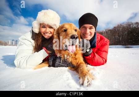 Junges Paar Porträt mit Hund Stockfoto