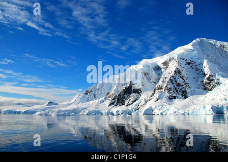 antarktischen Landschaft mit Reflexion im Ozean Stockfoto