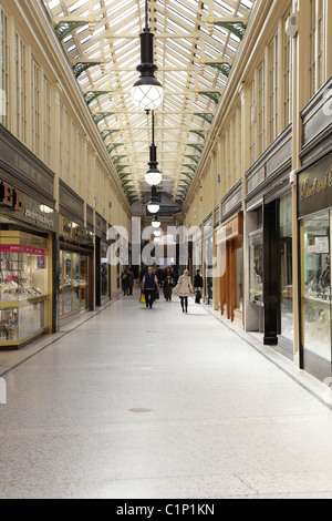 Argyll Arcade ist eine überdachte Galerie mit mehreren Juweliergeschäften und Links Argyle Street und Buchanan Street im Stadtzentrum von Glasgow, Schottland, Großbritannien Stockfoto